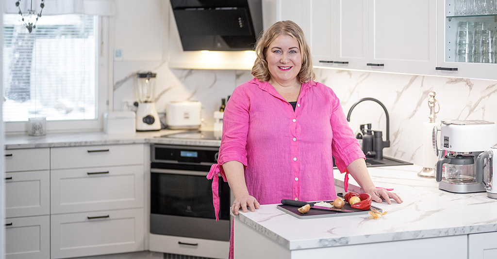 Hellapoliisi Kati Jaakosen Elega keittiössä yhdistyy työ ja arki – kaunis ja helppo keittiöremontti