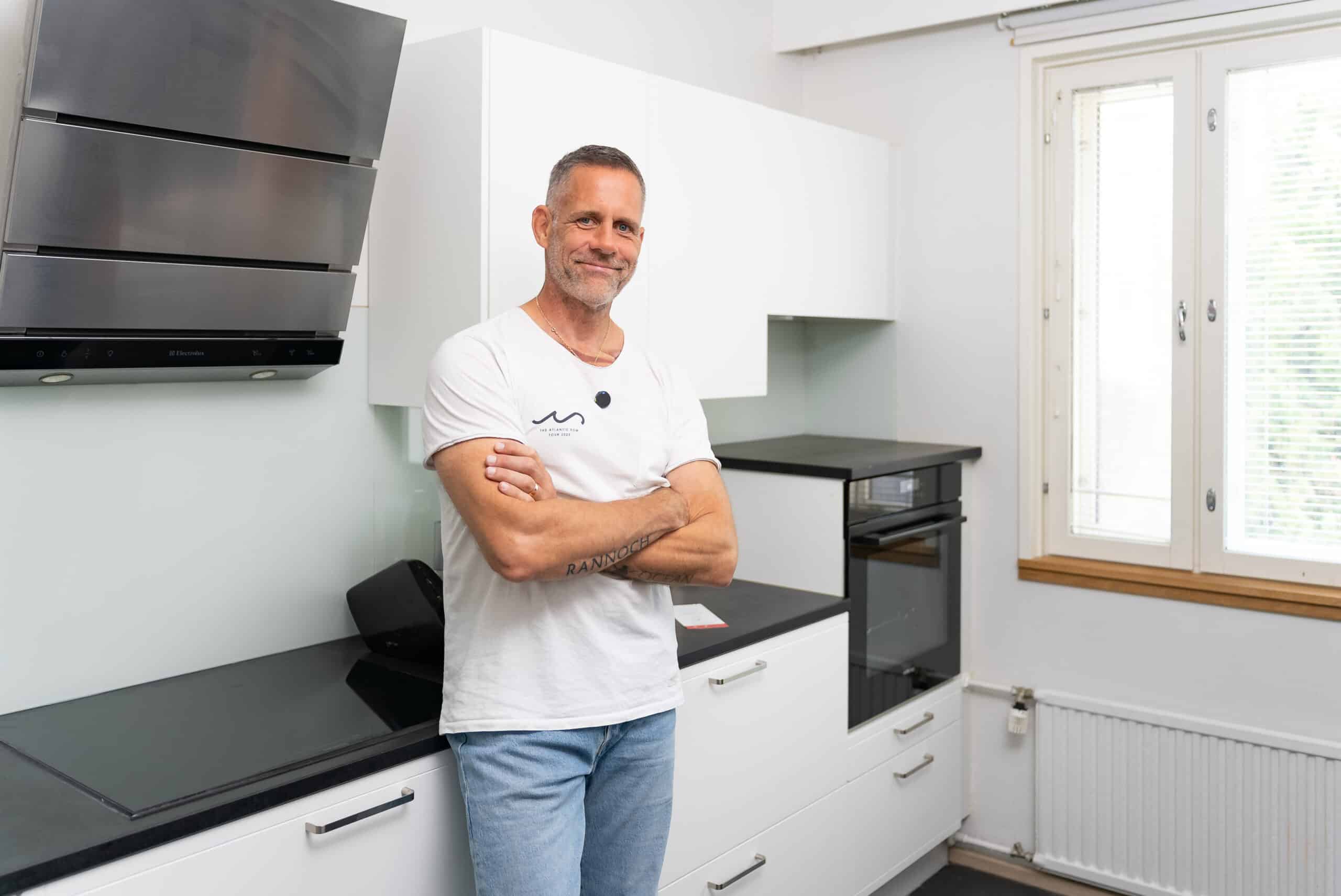 Jari Saario poseeraa omassa uudistetussa keittiössään - Elega
