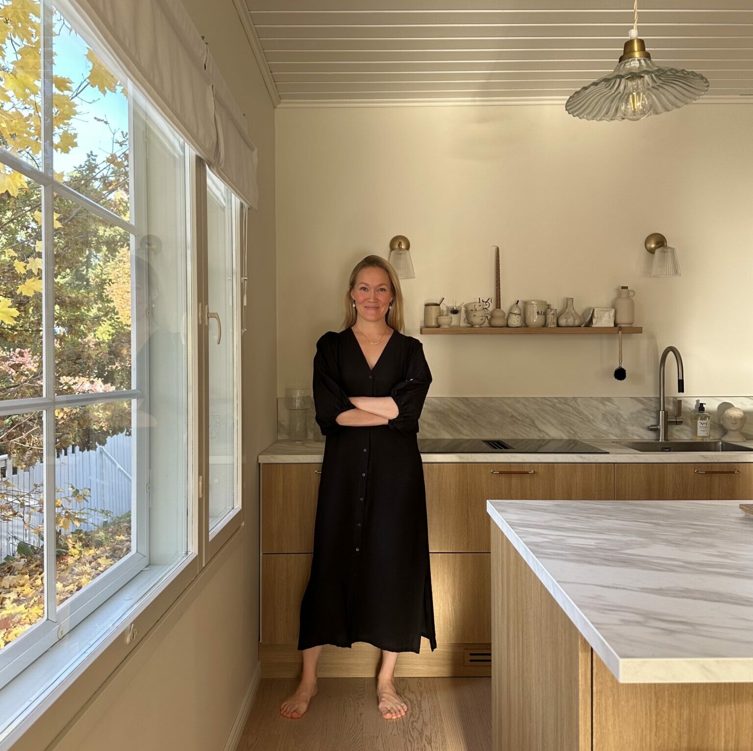 tamminen keittiö, matala välitilalevy, comfort oak, valoisa keittiö, Carrara marmori laminaattitaso, yläkaapiton keittiö