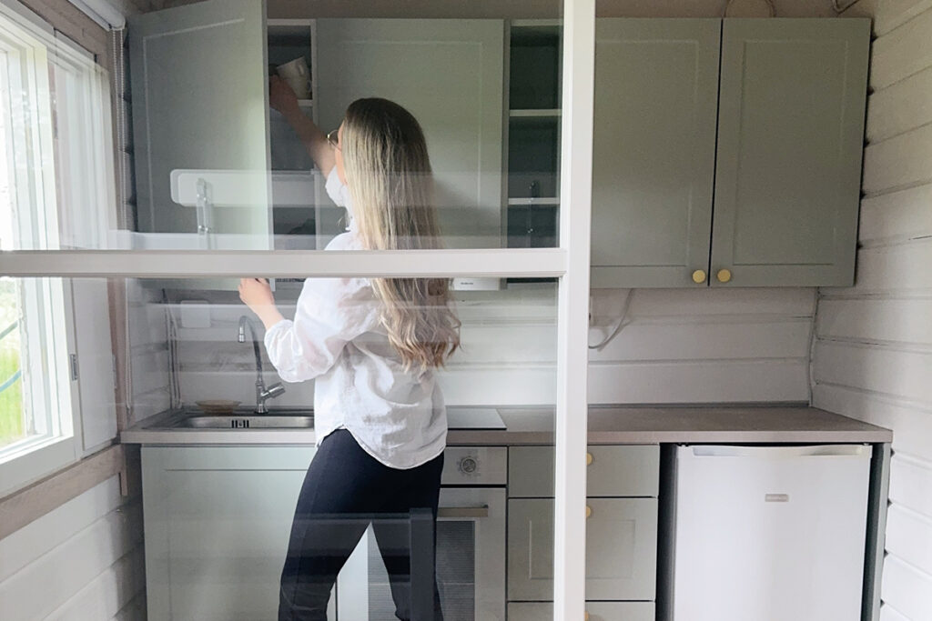 Jenny Ahosen uusi toimiva keittiö sointuu kauniisti mökin tunnelmaan